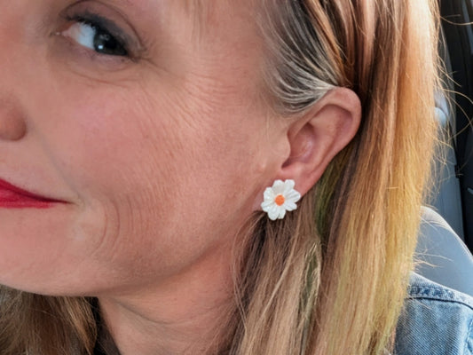 Sweet Daisy flower stud
