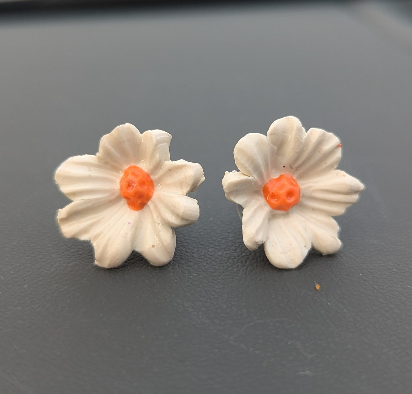 Sweet Daisy flower stud